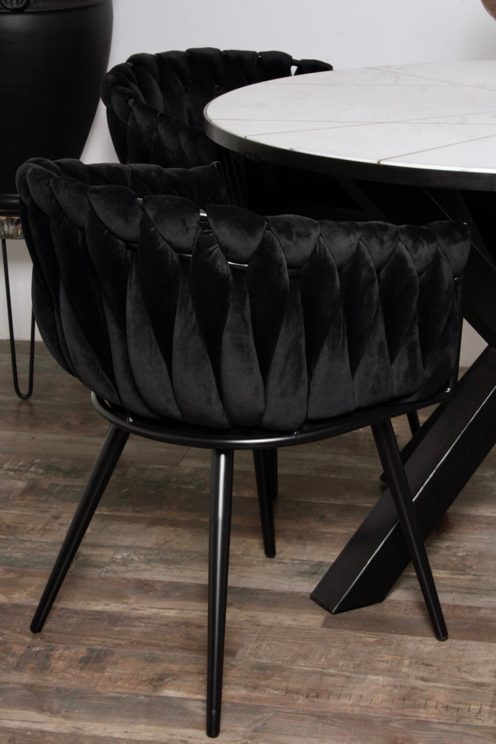 Eettafel stoel met armleuning Charles in zwart kleur van Thimalo detailfoto