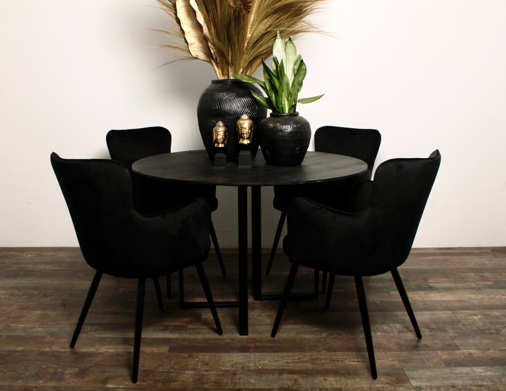 Eettafel stoel met armleuning Daniel in zwart kleur van Thimalo bij een ronde tafel