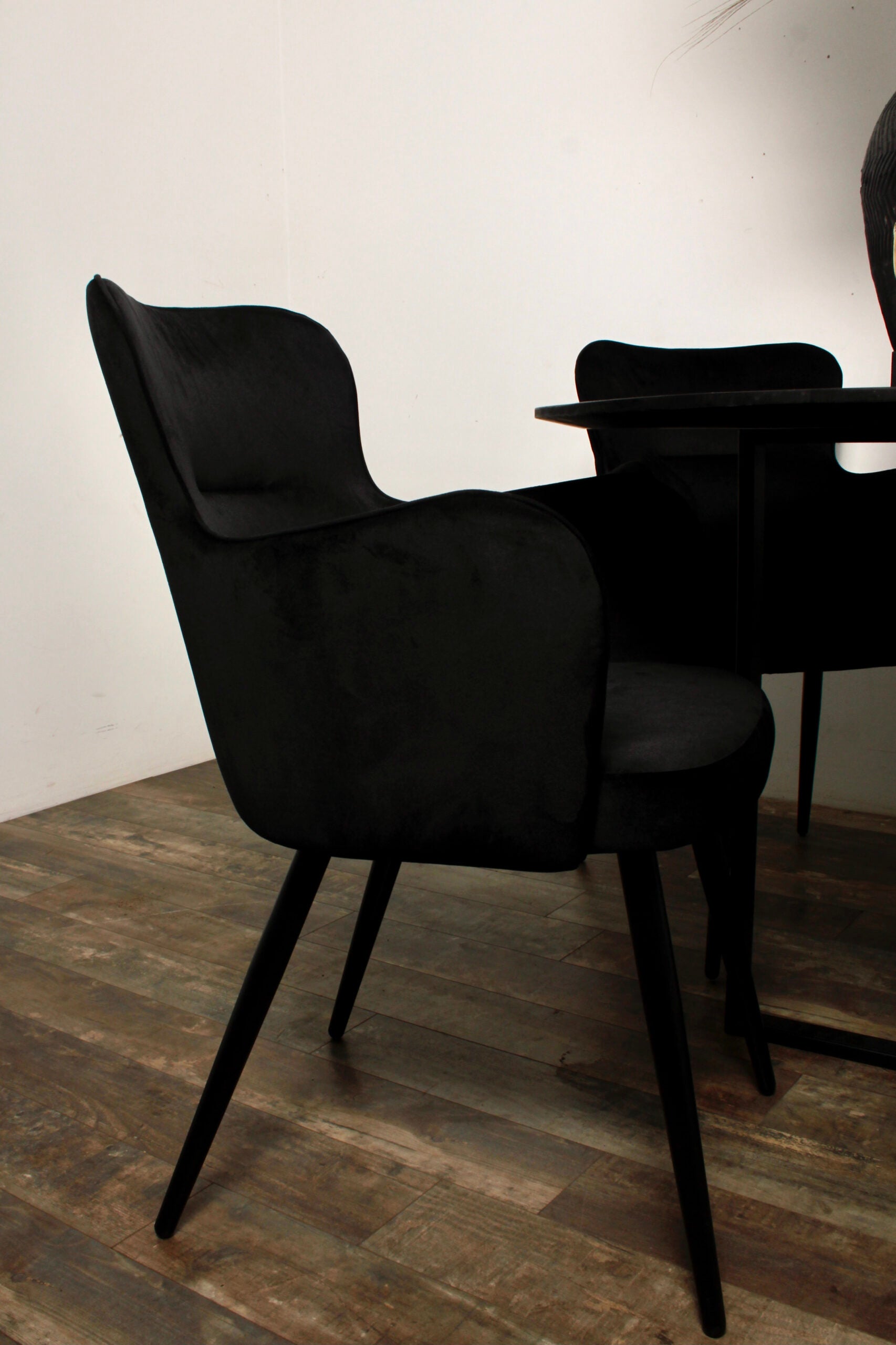 Eettafel stoel met armleuning Daniel in zwart kleur van Thimalo detailfoto