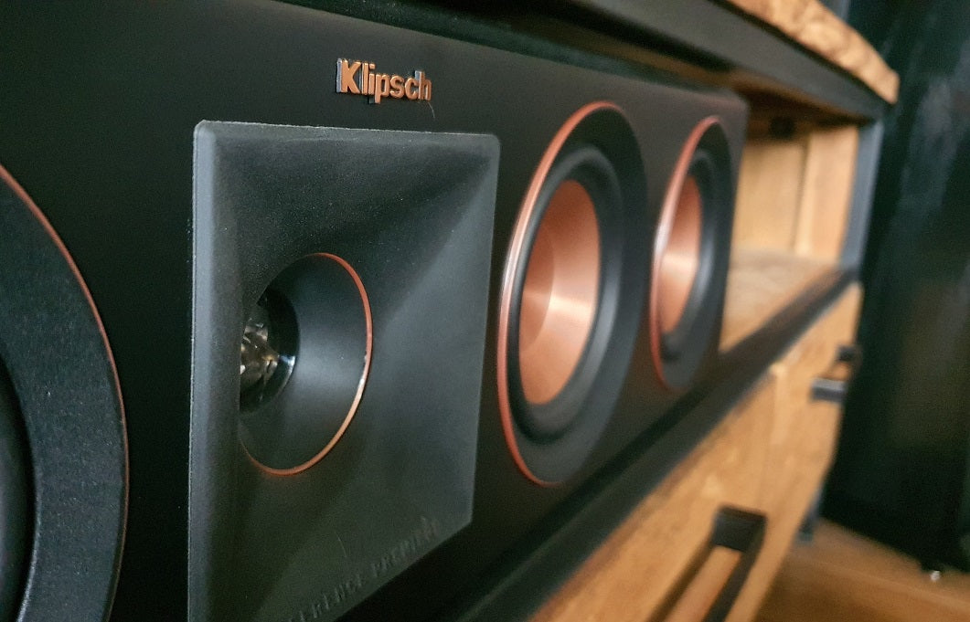 Close up shot van een Klipsch RP-404C center speaker