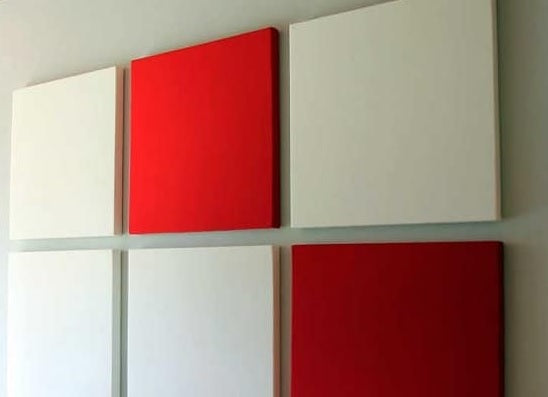 Akoestische Panelen Project van MTL Acoustics bij MLM kantoor met 4 witte akoestische panelen en twee rode akoestische panelen 60x60