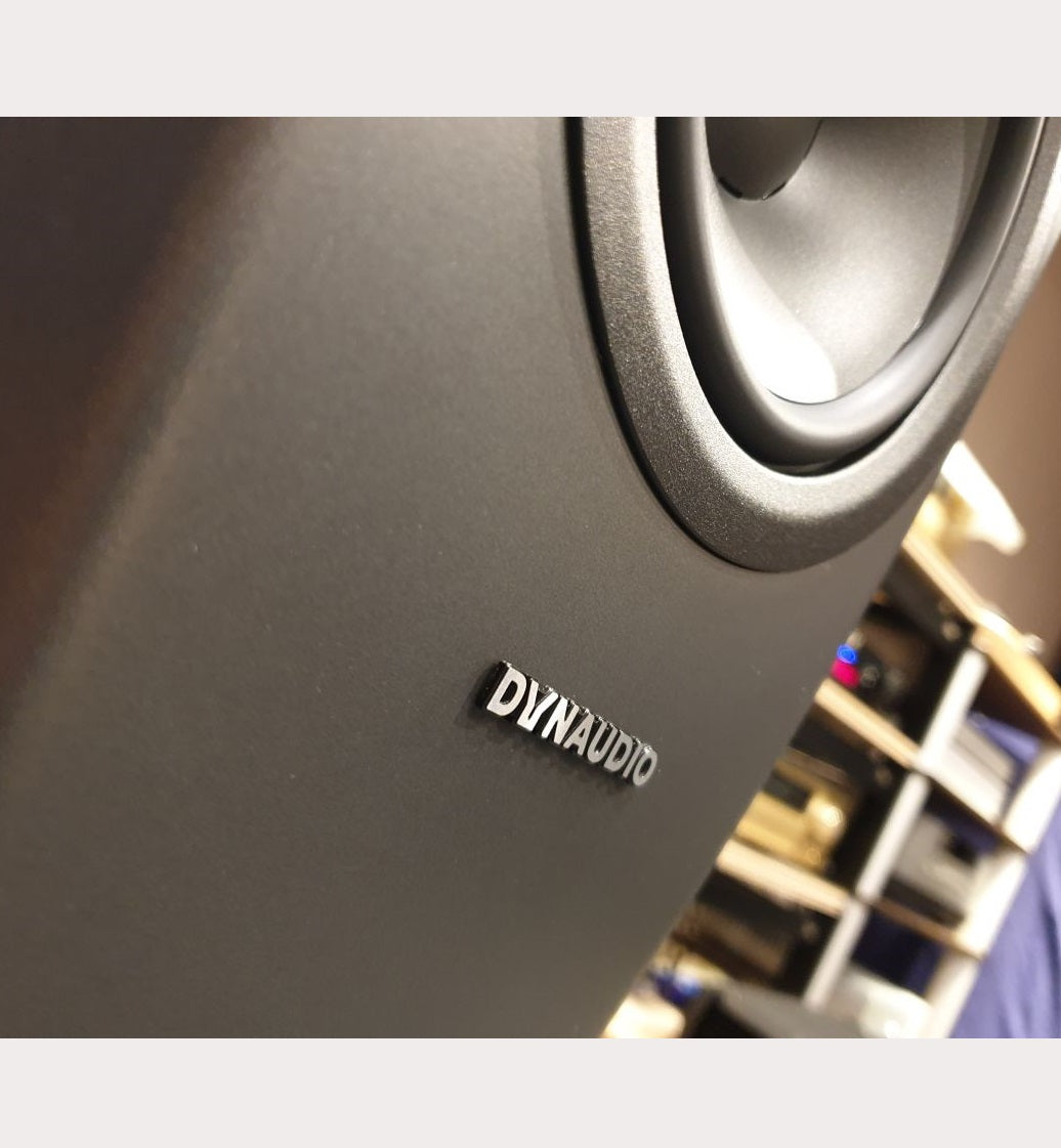 Close-up shot van dynaudio confidence 20 speaker